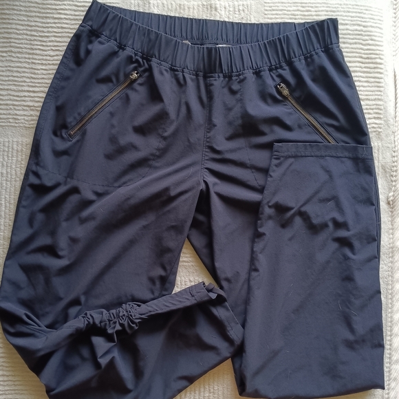 Athleta Pants - Athleta Aspire Black Joggers with Gold Zipper  Pockets Scrunch Ankle 10